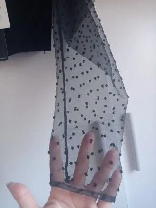 Top negro mangas abullonadas