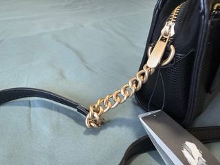 Bolso Parfois negro efecto piel con monedero