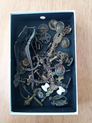 Caja con tiradores y herrajes de latón antiguos.