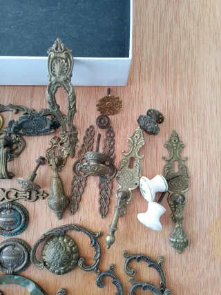 Caja con tiradores y herrajes de latón antiguos.