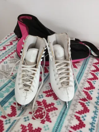 Patines de hielo blancos