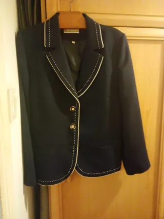 Chaqueta azul con ribete blanco