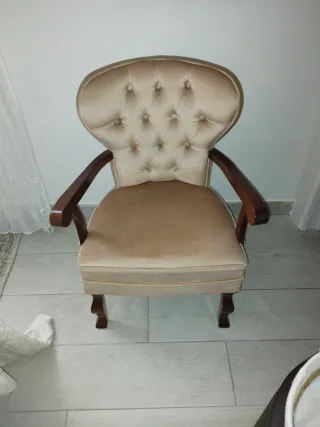 Sillón tapizado beige y madera