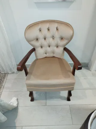 Sillón tapizado beige y madera
