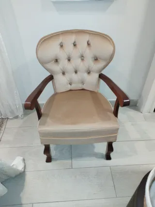 Sillón tapizado beige y madera