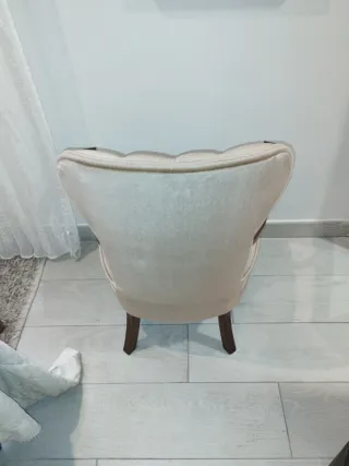 Sillón tapizado beige y madera