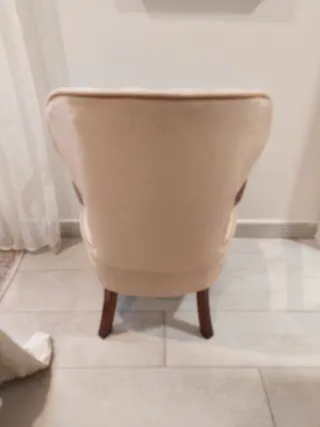 Sillón tapizado beige y madera