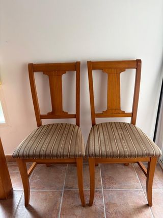 Juego de 4 sillas de madera