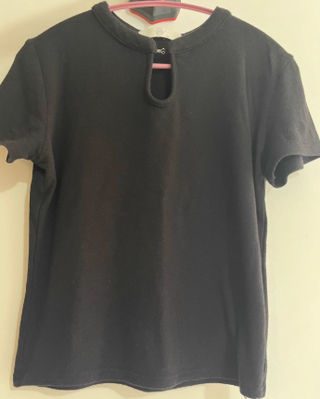 Camisa negra con escote
