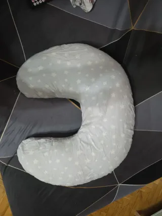Cojín de lactancia estrellas gris y blanco