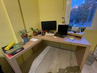 Escritorio Ikea acabado roble.