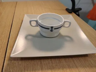 Taza de café con dos asas