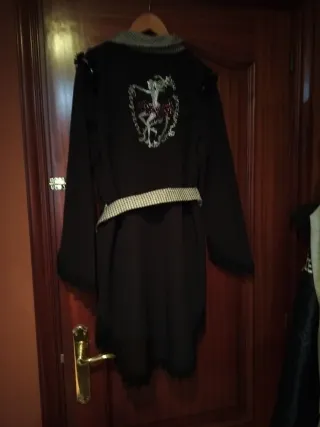 Chaqueta o vestido negro con estrellas y cinturon