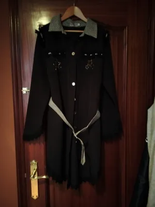 Chaqueta o vestido negro con estrellas y cinturon