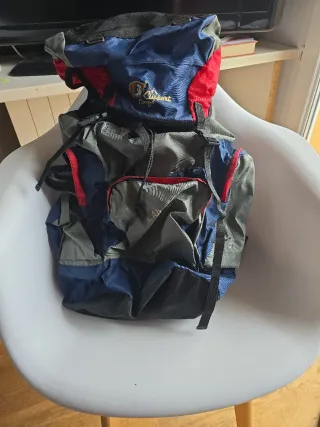 Mochila deportiva azul, gris y roja