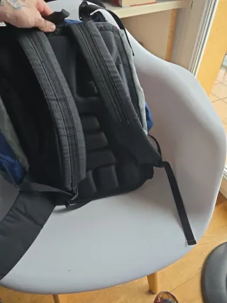 Mochila deportiva azul, gris y roja