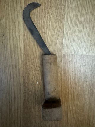 Hoz antigua de metal y madera