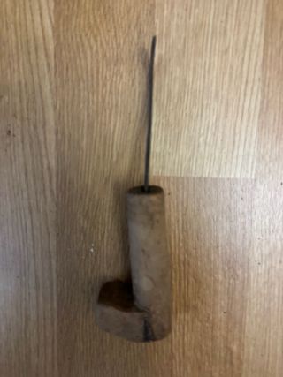 Hoz antigua de metal y madera