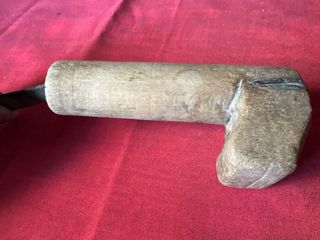 Hoz antigua de metal y madera