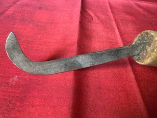 Hoz antigua de metal y madera