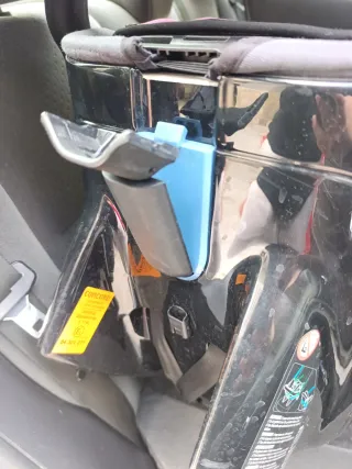 Silla de coche para bebé color rosa y gris