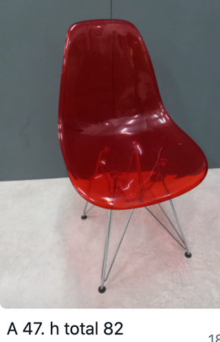 Silla acrílica roja transparente