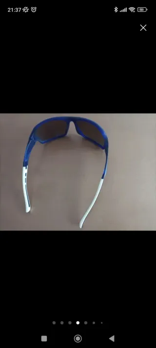 Gafas de sol Afflelou azules y blancas