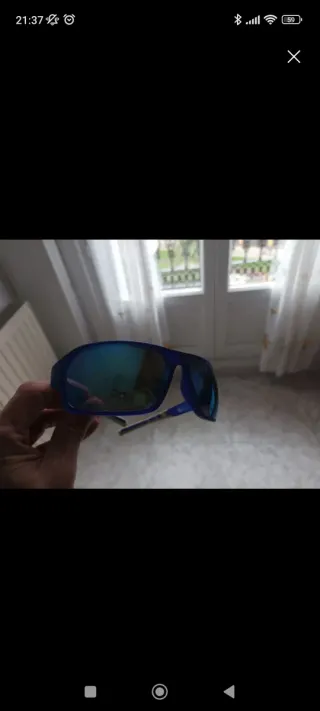 Gafas de sol Afflelou azules y blancas