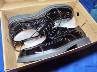 Zapatos de vestir negros nuevos