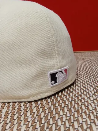 Gorra New Era 59Fifty Beige y Negra Talla 7.1/4