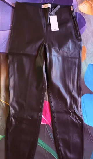 Pantalón Mango efecto piel.