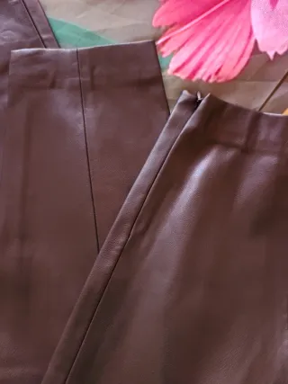 Pantalón Mango efecto piel.