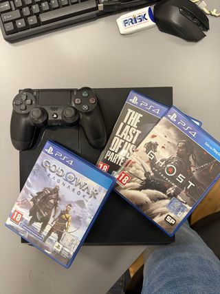 PS4 + 3 Capolavori: Ragnarok, Tsushima, TLOU2