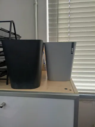 Papeleras negras y grises