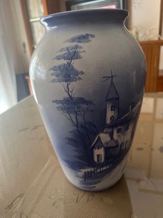 Jarrón de cerámica azul y blanco
