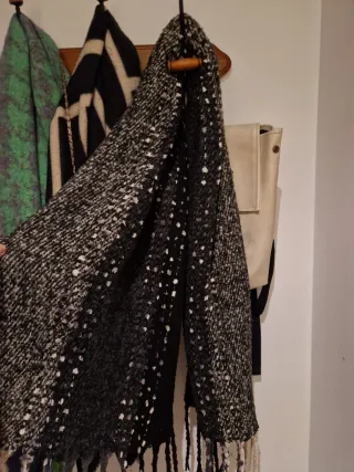 Bufanda tejida blanco y negro