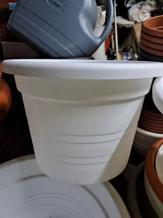 Tavoli rotondi in plastica bianca