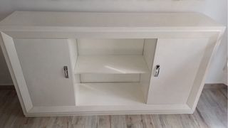 Aparador blanco de madera mide 1,80 de largo