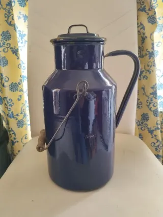 Lechera esmaltada azul antigua