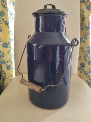 Lechera esmaltada azul antigua