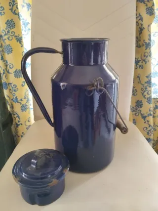 Lechera esmaltada azul antigua