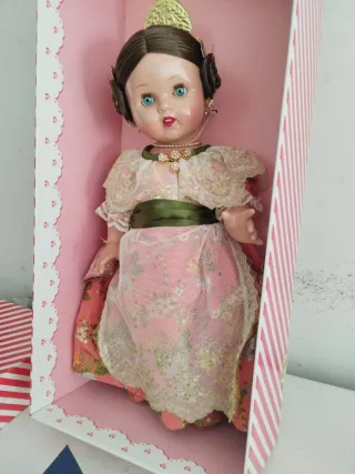 Muñeca Mariquita Pérez con libro