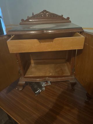 Comodini antichi in legno e vetro