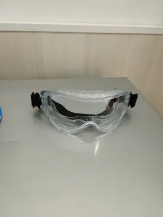 Casco de seguridad industrial. Gafas de seguridad.