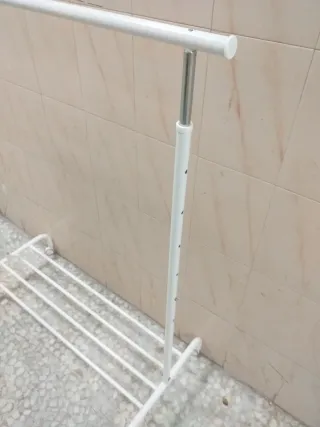 Perchero de acero blanco