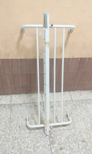 Perchero de acero blanco