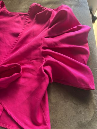 Camisa corta rosa con lazo y espalda al aire