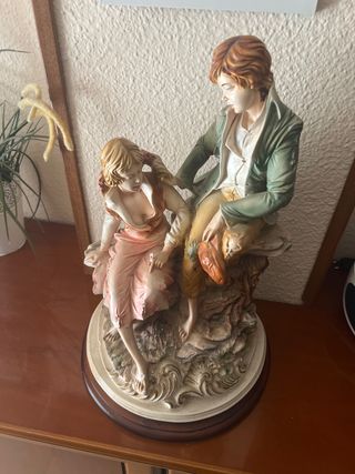 Figura de porcelana pareja romántica