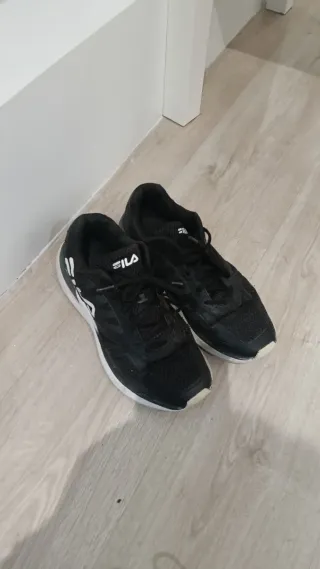 Zapatillas Fila Negras y Blancas