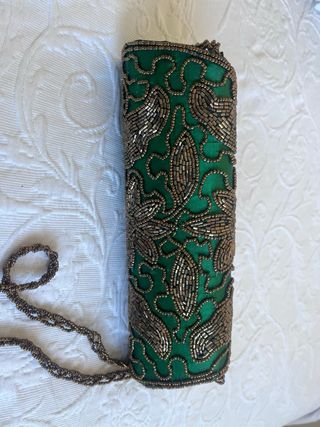 Bolso de fiesta verde con pedrería